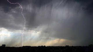 Желтый уровень опасности: ожидаются грозы и сильный ветер